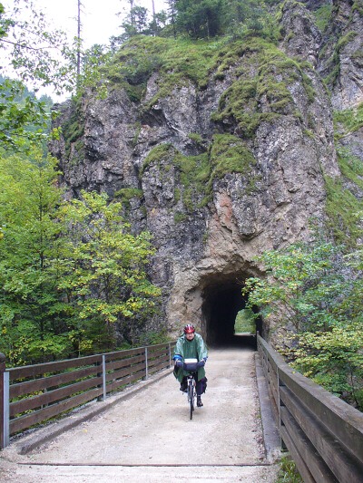 Část cyklostezky vede horskými tunely po bývalé lesní železnici