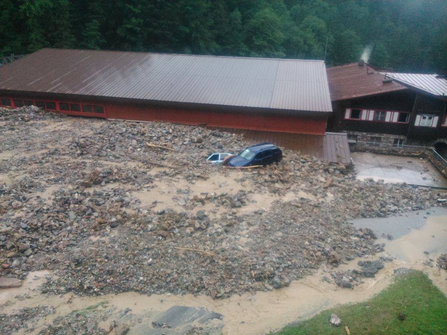 Kamenn lavina zasypala doln stanici lanovky